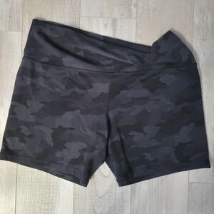 Lululemon Camo Black Womens Bike Shorts 18
